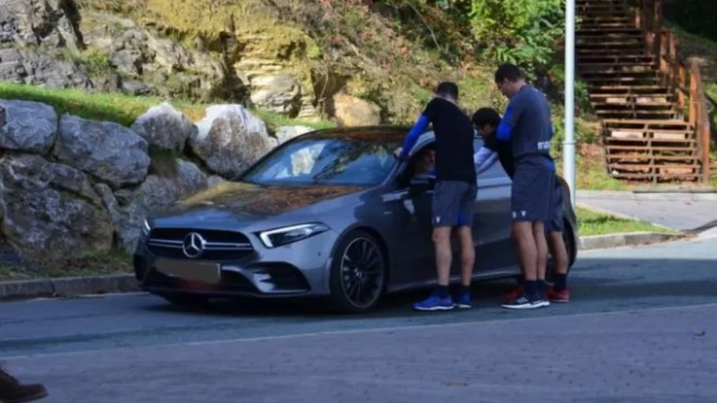 ¿Cuál es el salario que gana Mikel Oyarzabal y qué coche conduce?