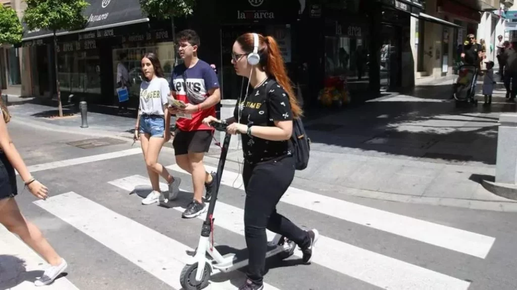 Al conductor de este patinete eléctrico solo le falta dar largas para adelantar coches en la autopista 40 Motor16 Patinete electrico multas auriculares Motor16