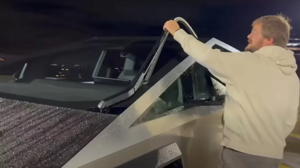 El componente del Tesla Cybertruck que más dolores de cabeza le dio a Elon Musk ahora hay que revisarlo porque no funciona 1 Motor16 ¿Cuál es el problema que traen estos Tesla Cybertruck?