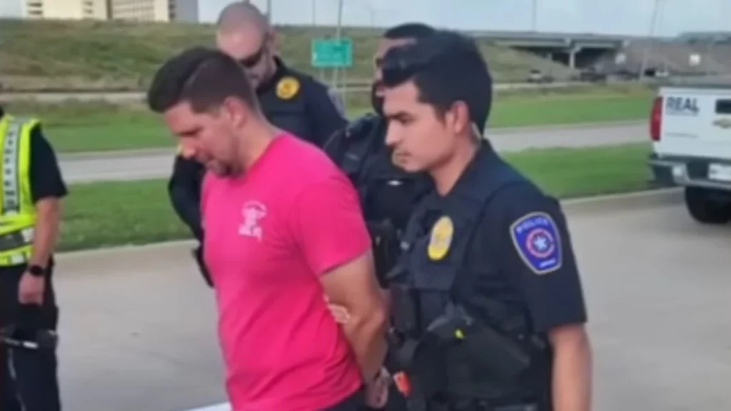 En Texas no se andan con chiquitas: La pena que le ha caído a este conductor que atropelló a unos ciclistas 1 Motor16 Los cargos que deberá enfrentar el conductor del SUV