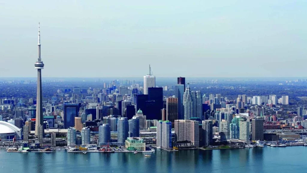 La ciudad que ha impuesto mano dura contra los patinetes eléctricos trucados. Pone multas con las que te puedes comprar un Seat Ibiza 23 Motor16 Toronto Motor16