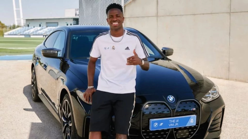 ¿Cuál es el coche que Real Madrid le obsequió a Vinicius Jr?