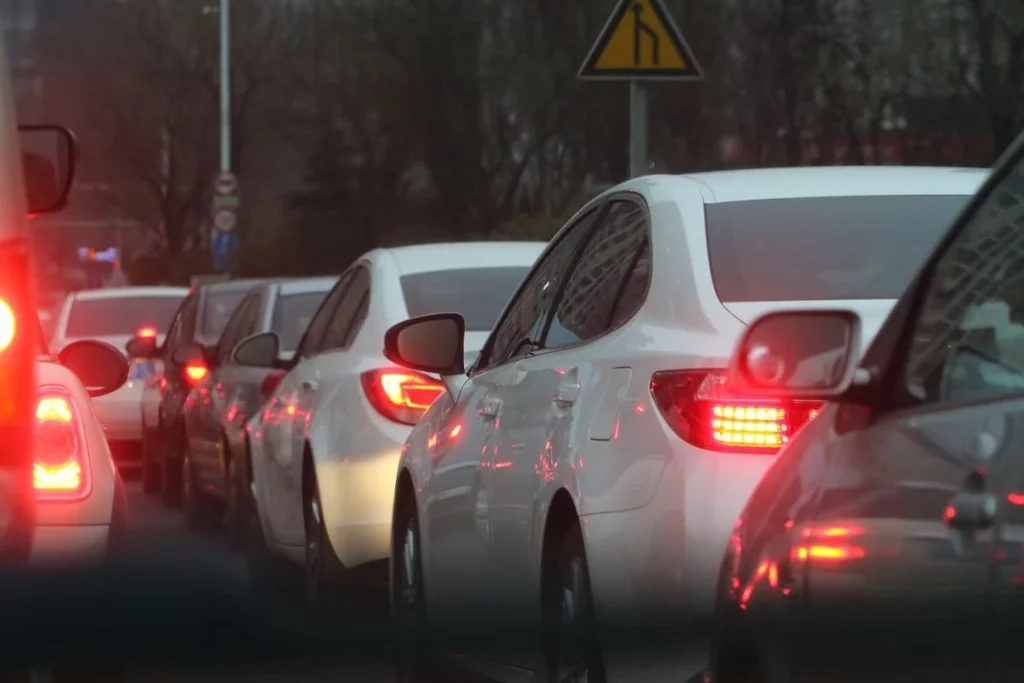 5 detalles que la DGT quiere que no olvides sobre las pegatinas medioambientales de tu coche 236 Motor16 pegatina
