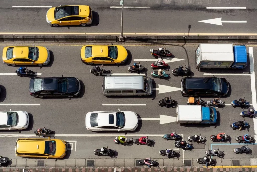 La Dirección General de Tráfico te aclara si se puede adelantar a varios coches en una carretera nacional 2 Motor16 inmovilización