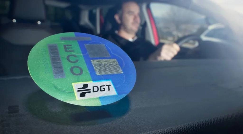 'Debe estar bien visible': La DGT comienza a poner multas por no llevar esta pegatina en tu coche 53 Motor16 DGT