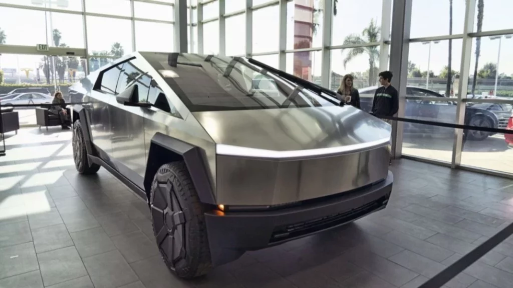 Dos cosas que jamás fallan en tu coche, pero que obliga a revisar 23.071 Tesla Cybertruck 2 Motor16 El otro problema que tienen estos Tesla Cybertruck