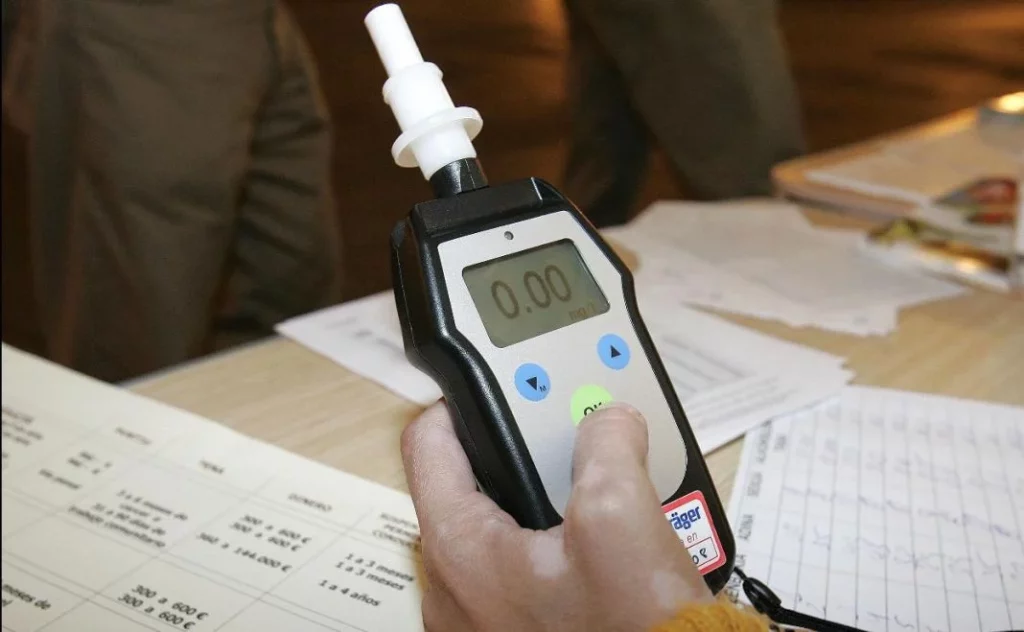 ¿Con cuántas cervezas doy positivo en un control de alcoholemia? La DGT lo deja claro 7 Motor16 pruebas