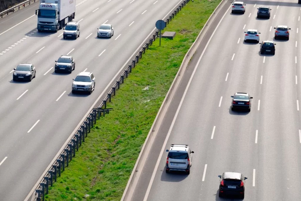 La Dirección General de Tráfico te aclara si se puede adelantar a varios coches en una carretera nacional 3 Motor16 vigilar