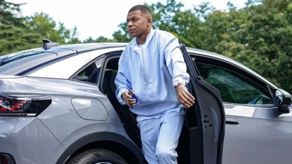 Filtrado: Mbappé ya está de mudanza en Madrid junto a su deportivo de 500.000 euros 2 Motor16 Una curiosidad: Mbappé no tiene carnet de conducir.