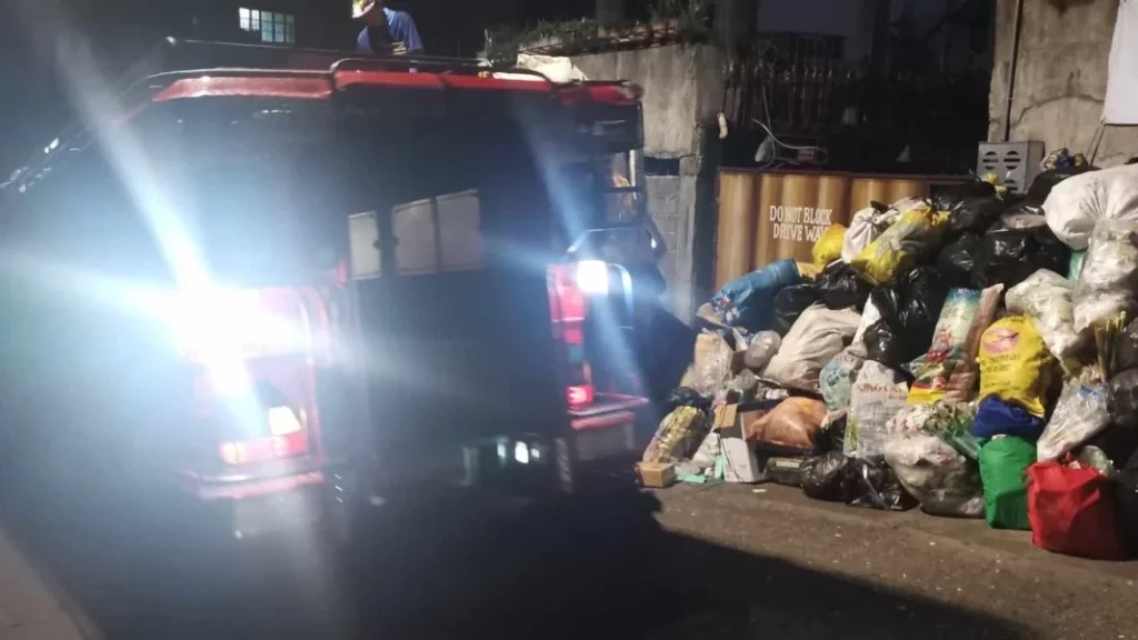 Por listo: Unos vecinos convierten este Ford Ranger en un cubo de basura 2 Motor16 Una batalla contra la Ford Ranger, pero también la mala gestión de residuos.