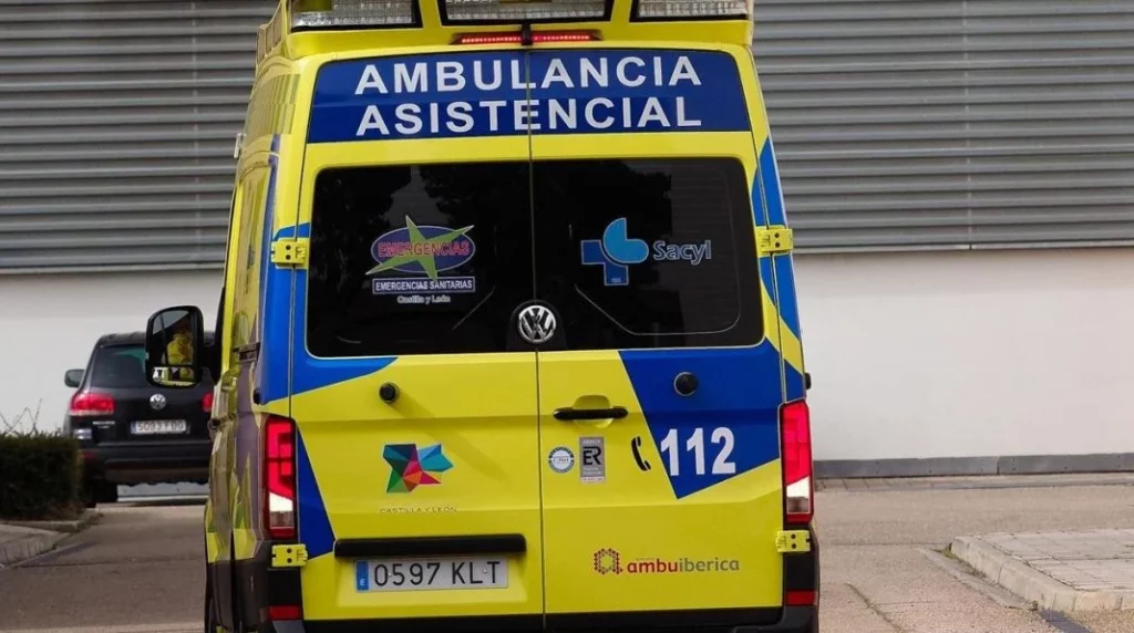 La Guardia Civil de Tráfico te deja cristalino lo que tienes que hacer si viene una ambulancia 101 Motor16 ambulancia