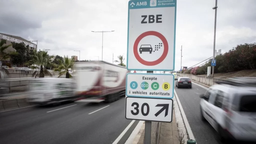 Las tres 'excusas' que te permiten entrar en una ZBE sin etiqueta medioambiental 271 Motor16 ZBE