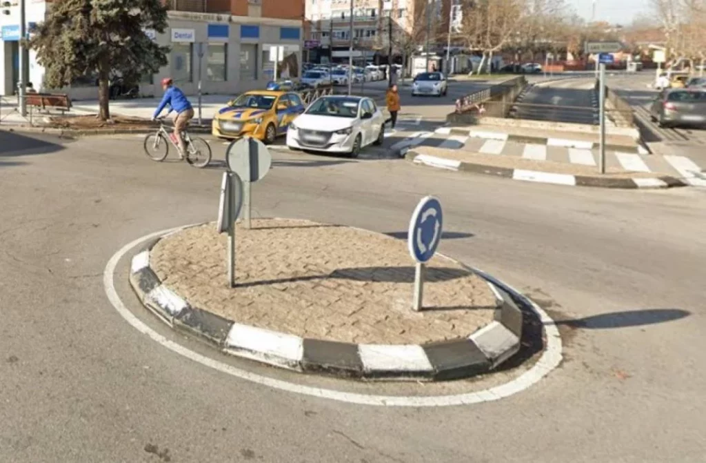 Usar los intermitentes en la rotonda o no: La DGT se moja 125 Motor16 multas