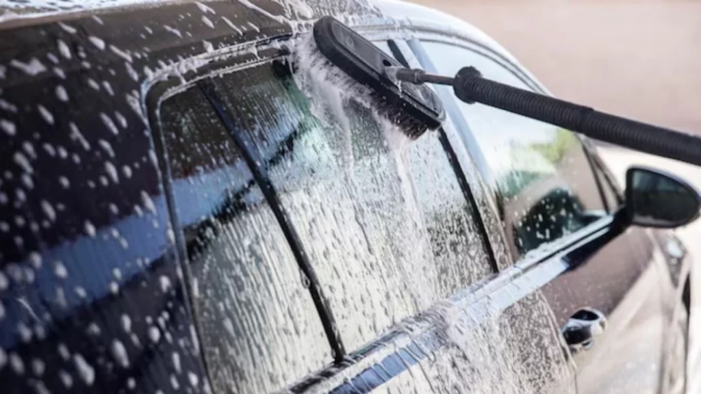 ¿La lluvia limpia o ensucia tu coche? Aquí te lo revelamos 2 Motor16 La importancia de un buen lavado de coche post lluvia y cómo hacerlo correctamente