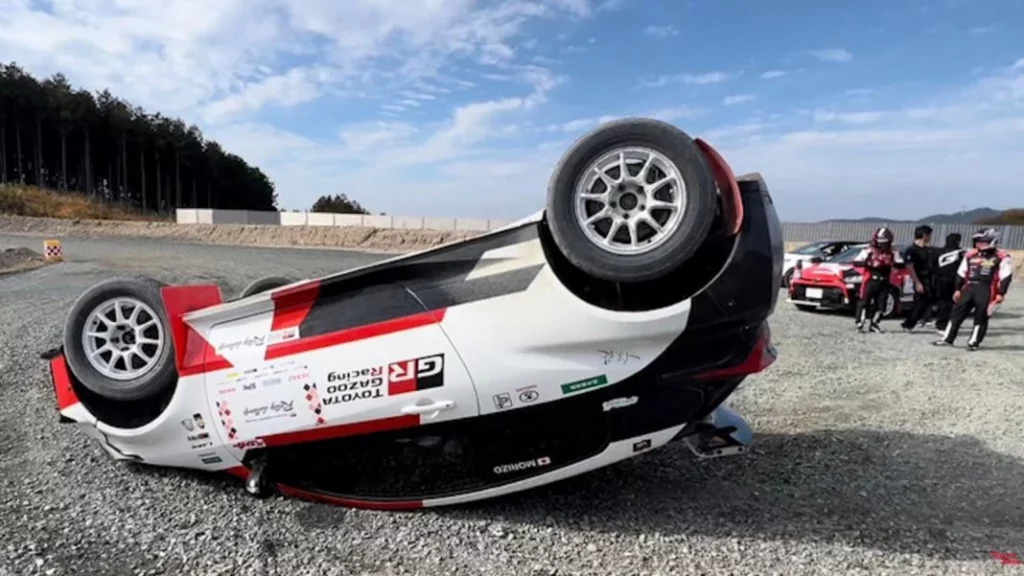 El ‘mantecón’ que se ha dado Akio Toyoda, el jefe de Toyota, con este GR Yaris de carreras 1 Motor16 ¿Qué característica tiene el coche que estrelló Akio Toyoda?