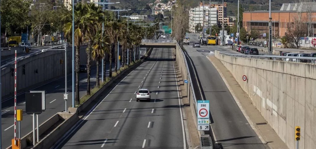 La DGT ruega a los Ayuntamientos con las ZBE más severas 95 Motor16 distintivo