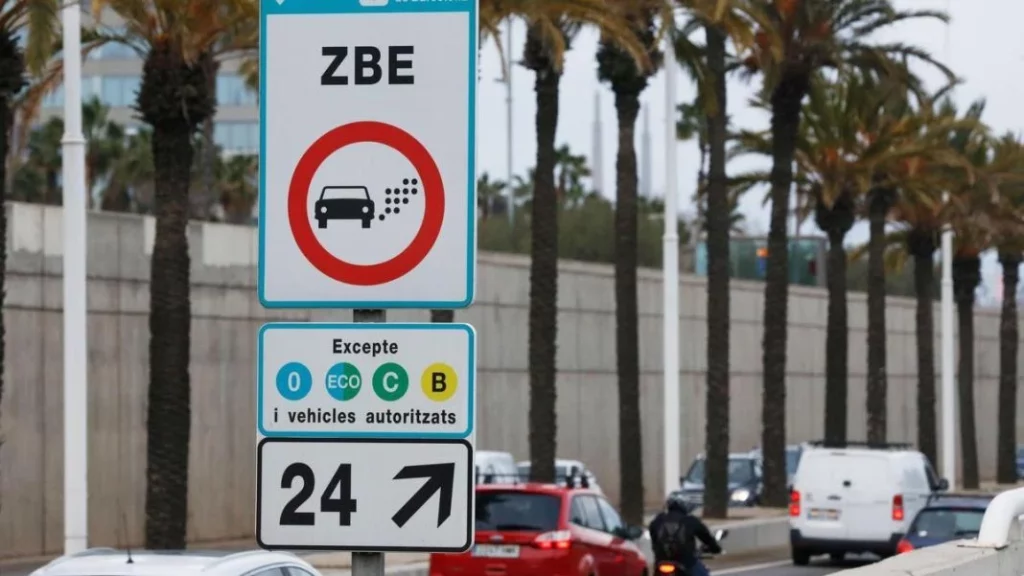 Las tres 'excusas' que te permiten entrar en una ZBE sin etiqueta medioambiental 273 Motor16 circular