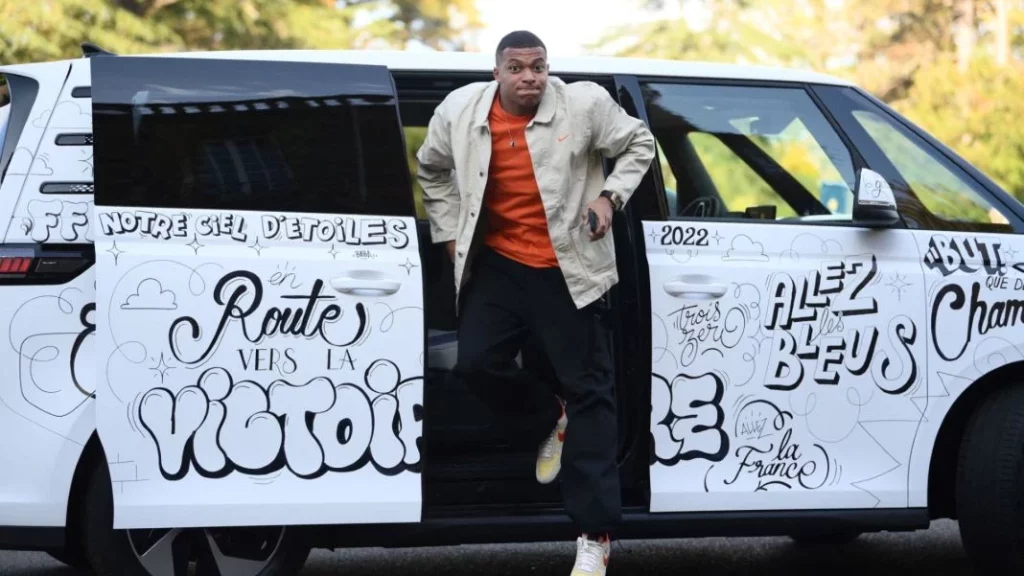 El motivo por el que Kylian Mbappé no conducirá el coche que el Real Madrid le va a regalar 1 Motor16 ¿Por qué Kylian Mbappé todavía no tiene su carnet de conducir?