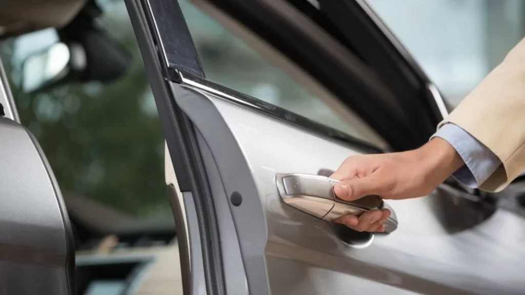 No abras las ventanas: el método más rápido y seguro para refrescar tu coche al sol en pleno verano 79 Motor16 Esto es lo que podría pasarle a tu coche si cierras muy fuerte la puerta.