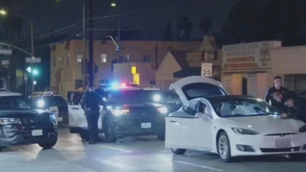 Cuando te enteres por qué la policía alcanzó a este Tesla en una persecución… No vas a parar de reírte 1 Motor16 Exponen las limitaciones del Tesla