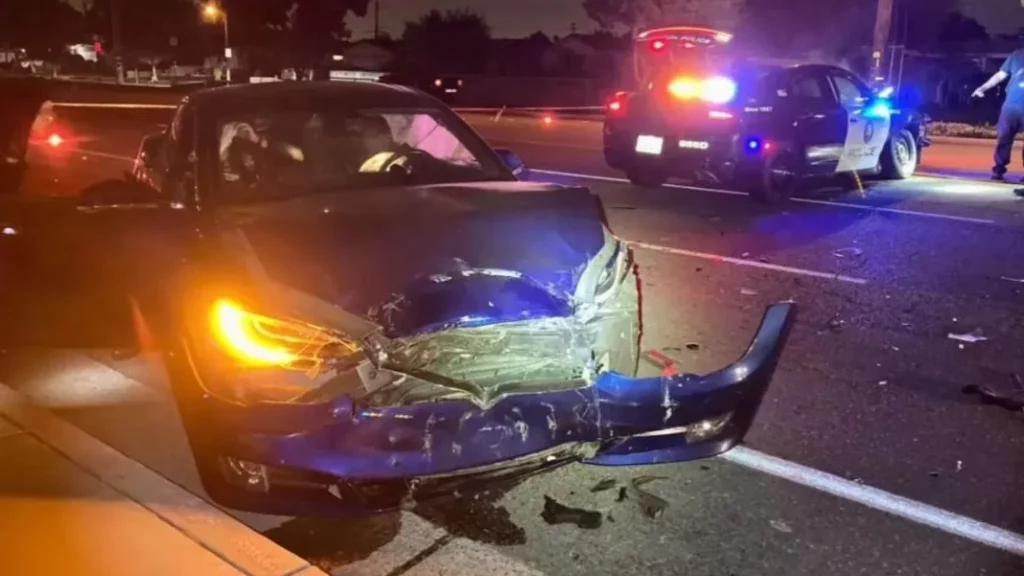 Al modo ‘self-drive’ de los Tesla Model S no le gustan nada los coches de policía 1 Motor16 Detalles del accidente que protagonizó el Tesla Model S