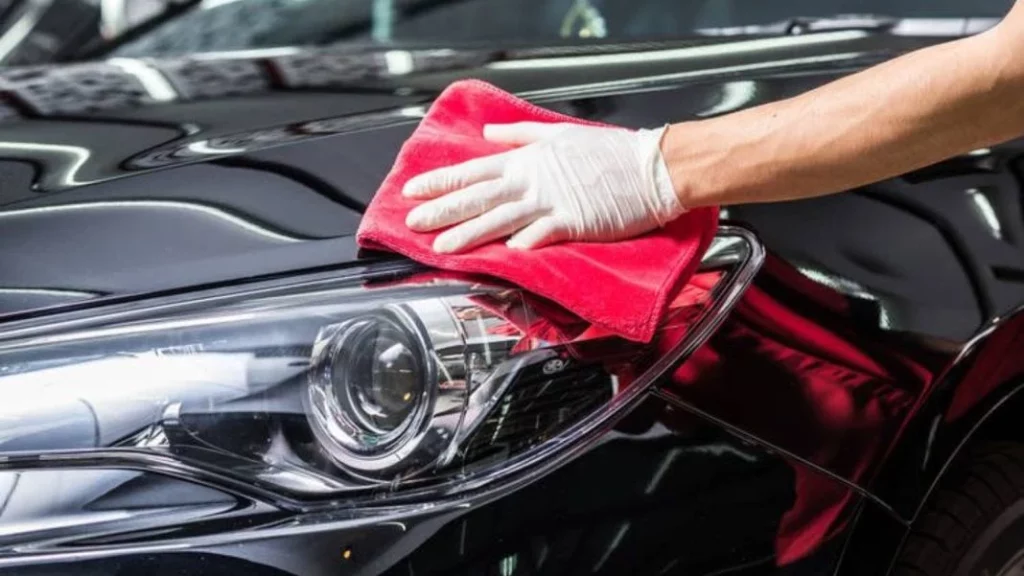 ¿Sirve encerar tu coche? Los beneficios de hacer esto periódicamente