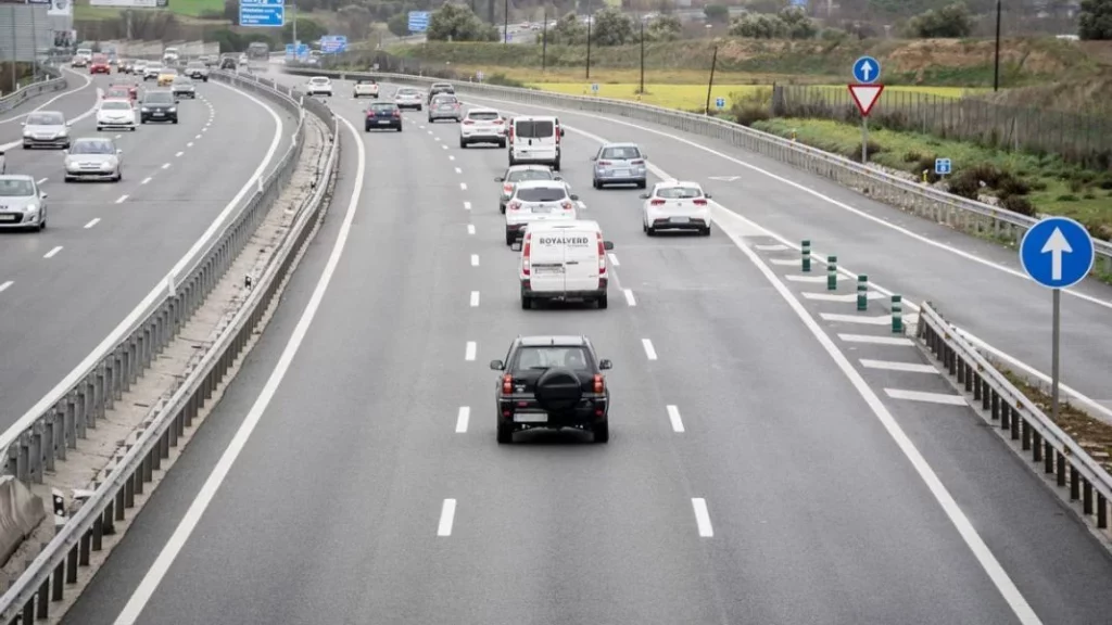 La Dirección General de Tráfico te aclara si se puede adelantar a varios coches en una carretera nacional 4 Motor16 normas