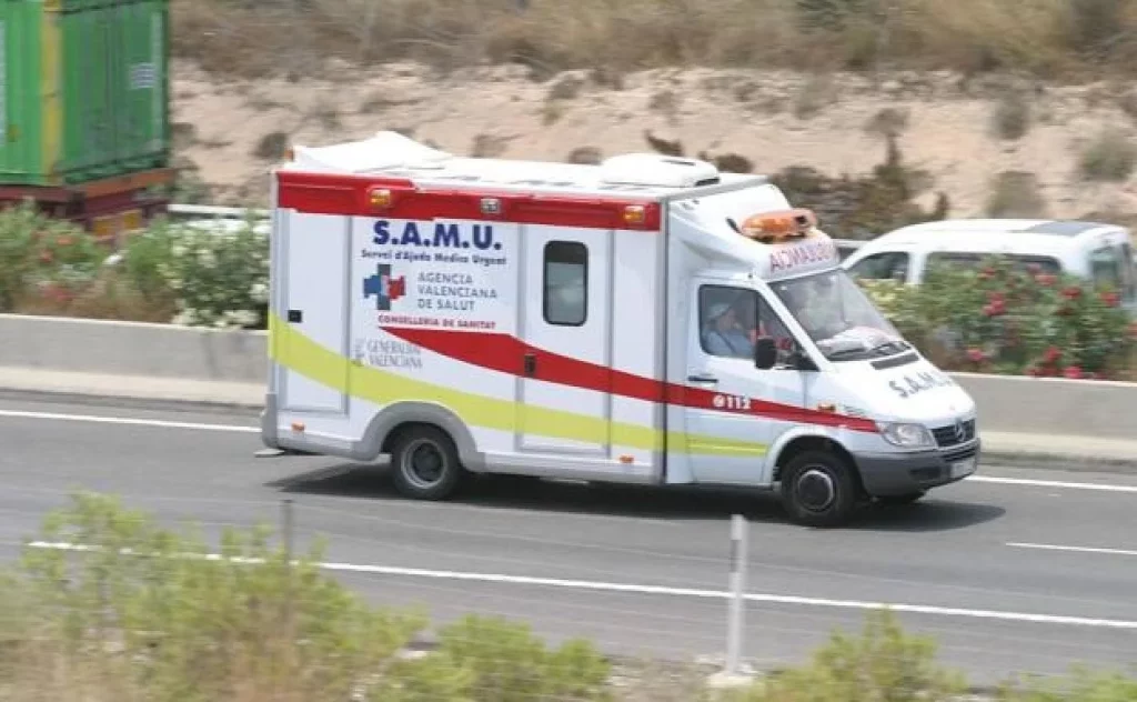 La Guardia Civil de Tráfico te deja cristalino lo que tienes que hacer si viene una ambulancia 98 Motor16 Guardia Civil