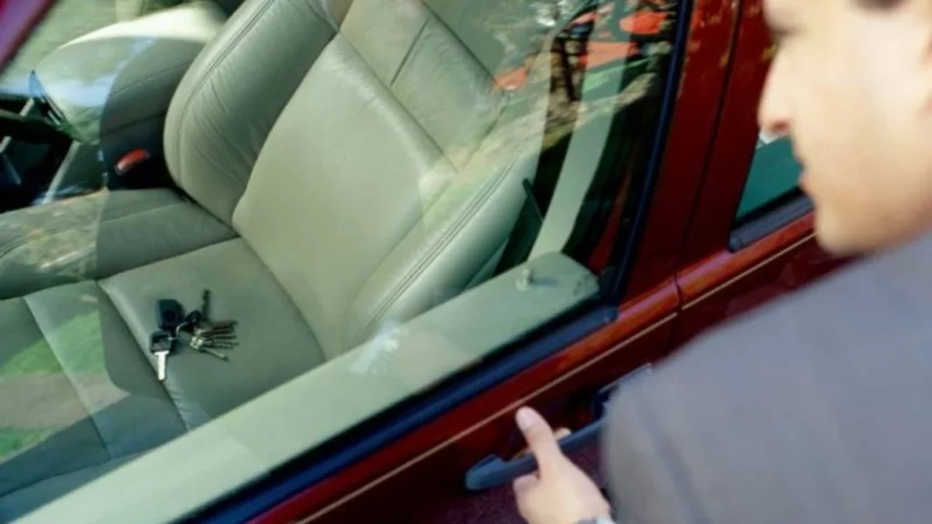 ¿Te has dejado las llaves dentro de tu coche? Así puedes abrirlo con los cordones de tus zapatillas 1 Motor16 Hay que hacer uso responsable de este consejo para el coche