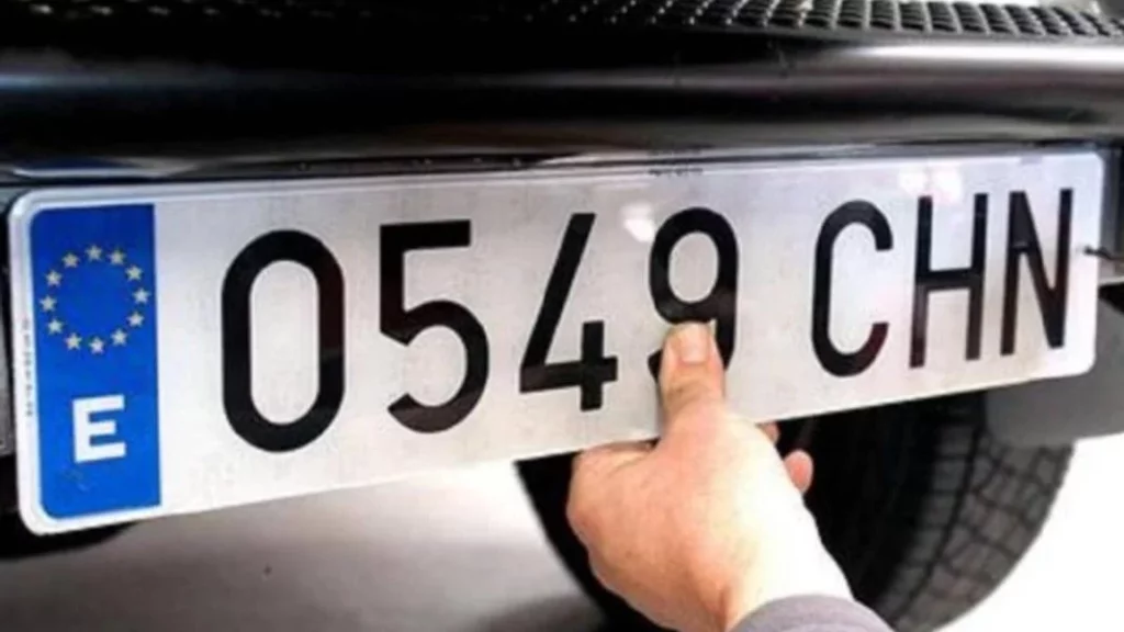 Así son las nuevas matrículas que han llegado con la llegada de junio a las carreteras 90 Motor16 matrículas