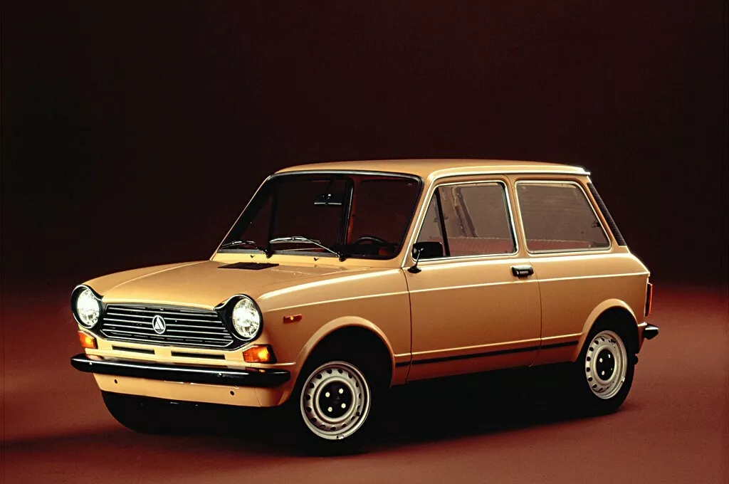 Italia quiere expropiar dos marcas de coches a Stellantis para ofrecérselas a un fabricante chino 1 Motor16 Autobianchi 712 3 Motor16