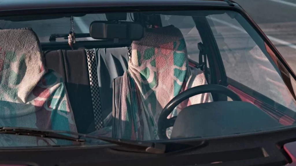 ‘No conduzcas, que llevas chanclas’… ese podría ser el lema de la DGT para el verano 150 Motor16 Conducir toalla asiento coche Motor16