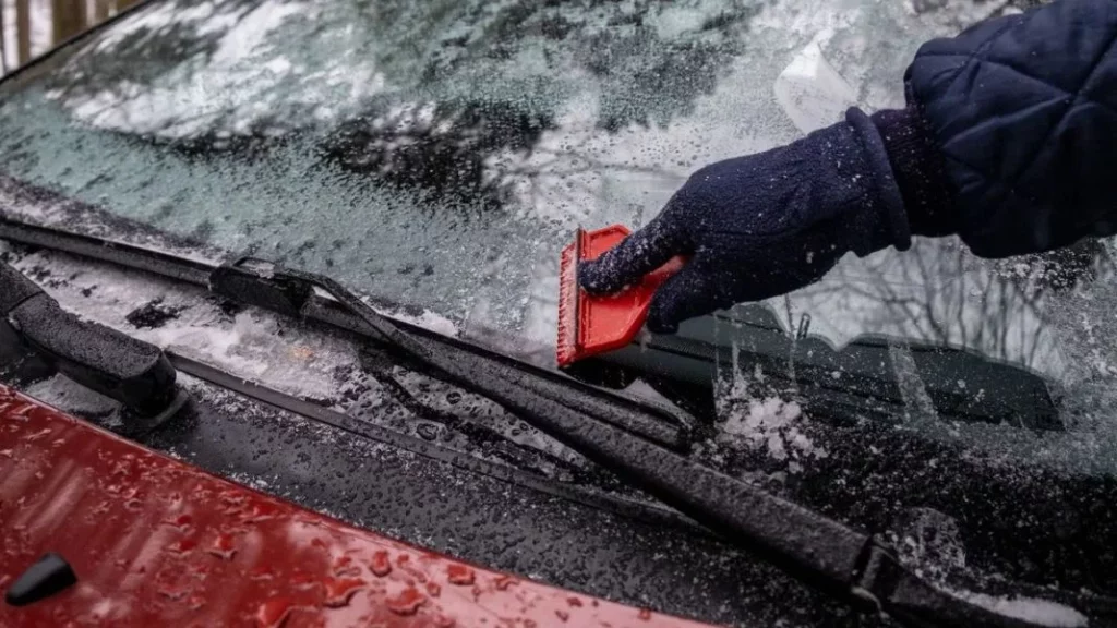 ¿Te pueden poner una multa por llevar los cristales de tu coche sucios? 36 Motor16 Cristales lunas coche hielo nieve Motor16