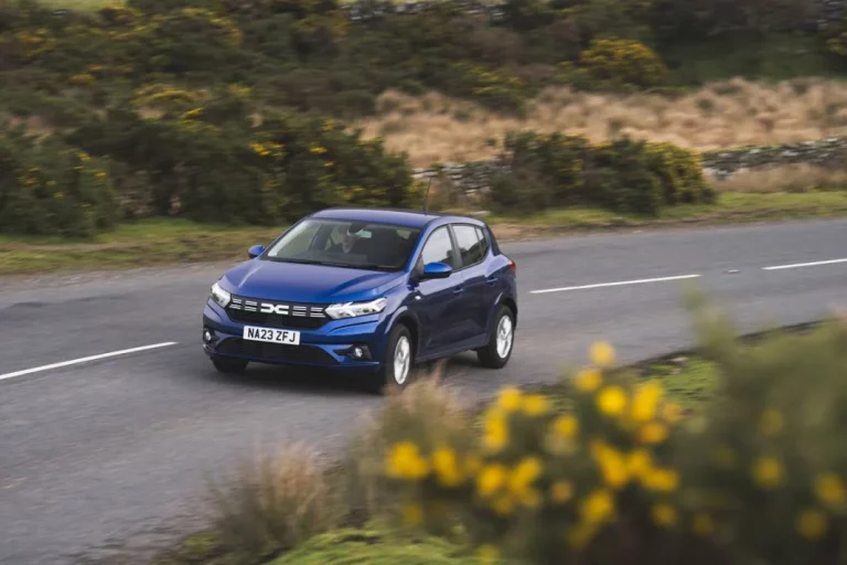 Las ventas de coches suben un 23,2% en marzo y se disparan los electrificados un 68,7%