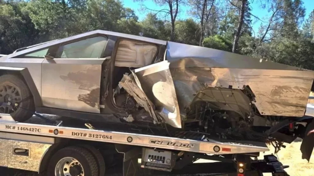 Un Ford Excursion le deja claro a un Tesla Cybertruck que no es tan duro como lo pintan 1 Motor16 El Cybertruck sufrió mucho más que el Ford