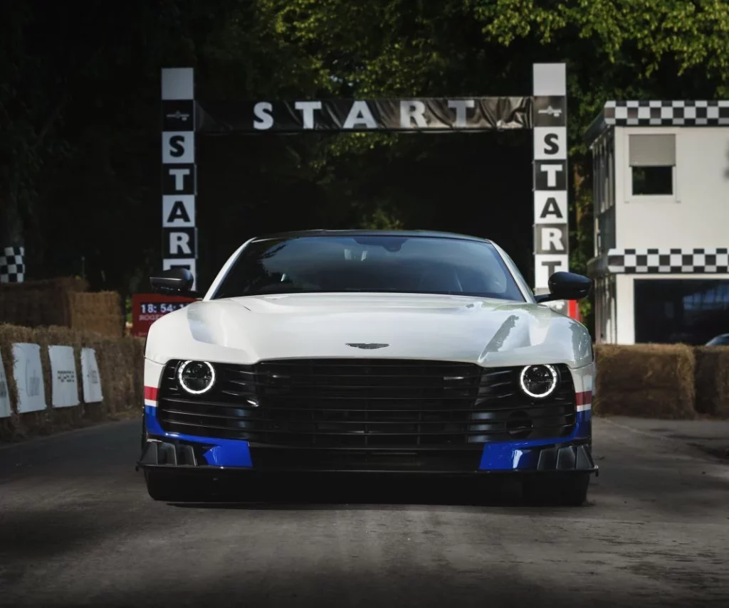 Fernando Alonso se lo pasa en grande en Goodwood con 'su' Aston Martin Valiant 1 Motor16 GSMnct0awAAxcLj Motor16