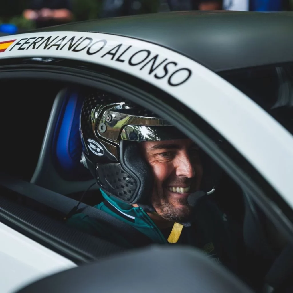 Fernando Alonso se lo pasa en grande en Goodwood con 'su' Aston Martin Valiant 5 Motor16 GSTlArnXUAA 7MW Motor16
