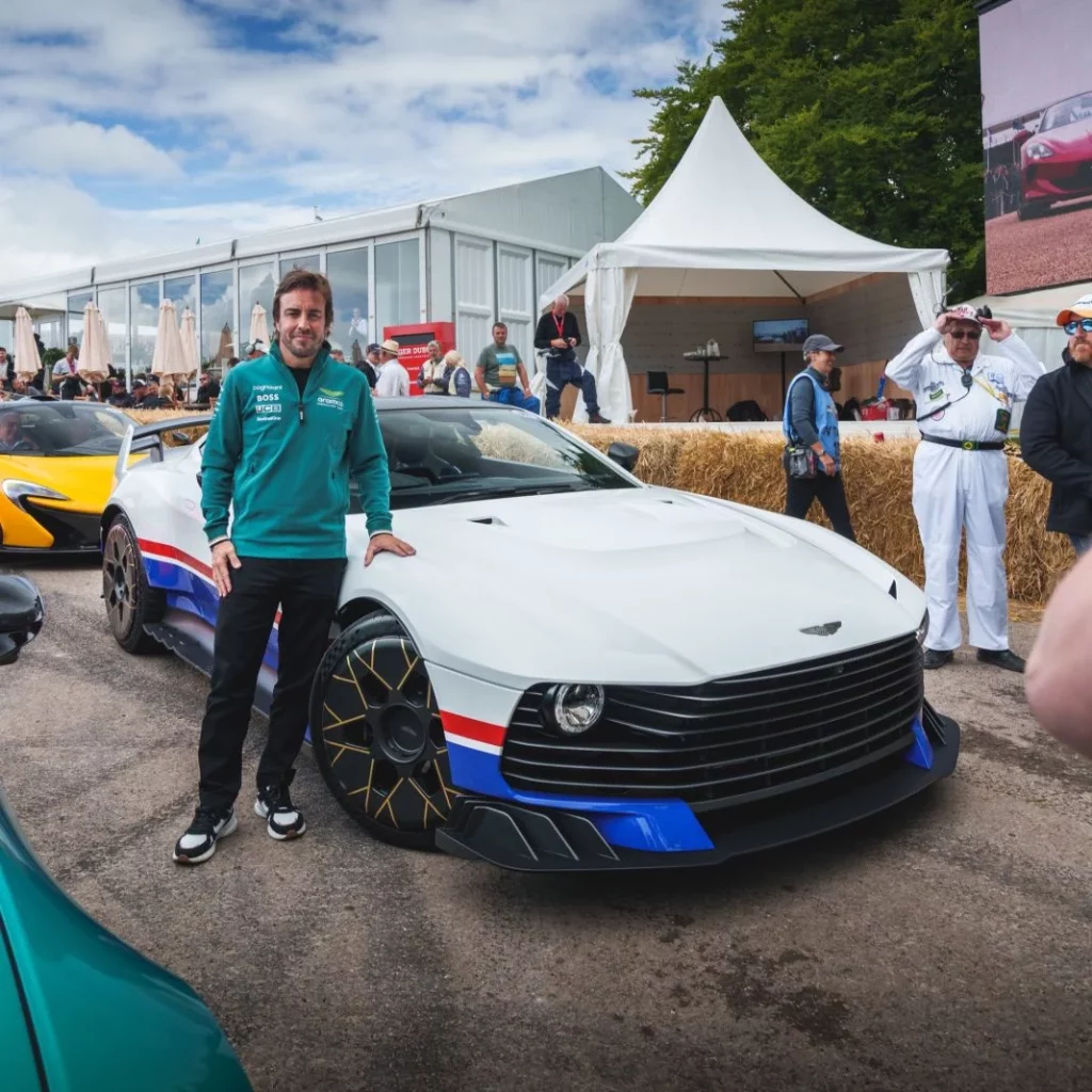 Fernando Alonso se lo pasa en grande en Goodwood con 'su' Aston Martin Valiant 6 Motor16 GSTlArtXAAAi7E1 Motor16