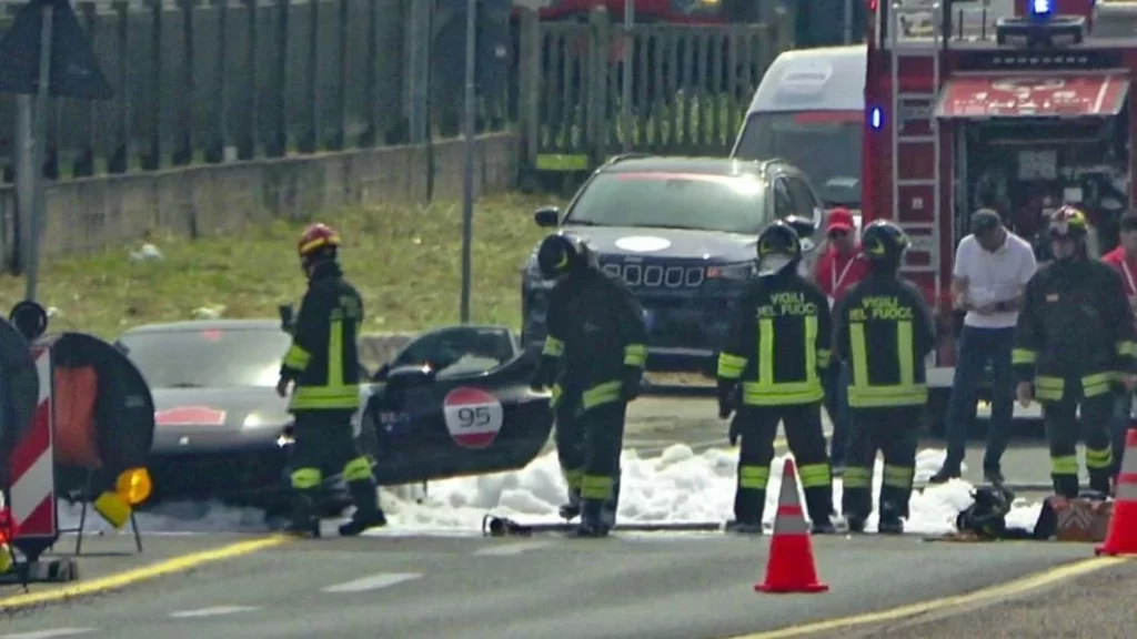 Tres dueños de Ferrari pagan 42 mil euros para que se terminen incendiando sus deportivos 1 Motor16 Los conductores de los Ferrari lograron salir con vida