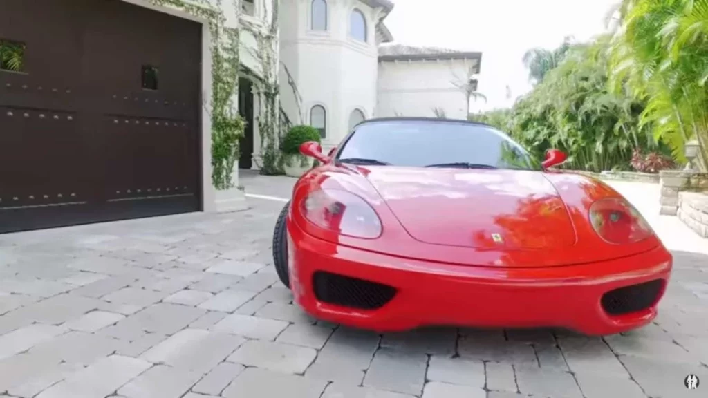John Cena deja la WWE y se consuela conduciendo este deportivo de 300.000 euros 2 Motor16 ¿Qué características tiene el Ferrari de John Cena?