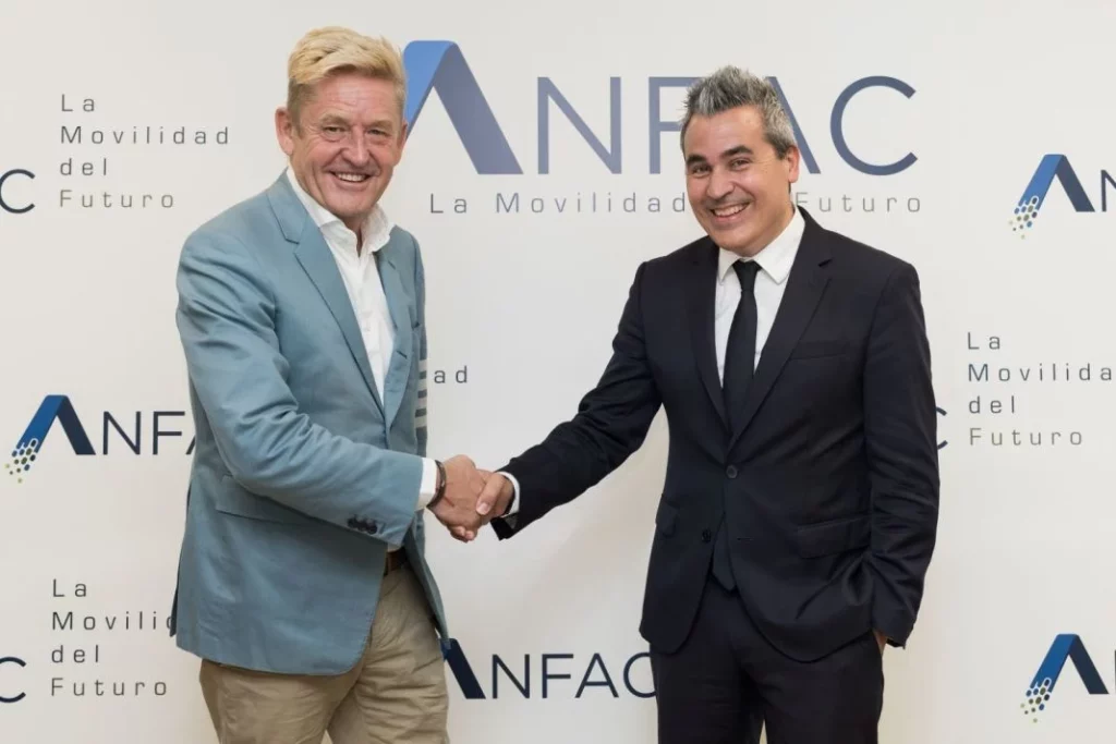 Josep María Recasens nuevo presidente de ANFAC, con la transformación hacia la movilidad sostenible como objetivo 1 Motor16 JosepMariaRecasensyWayneGriffiths Motor16