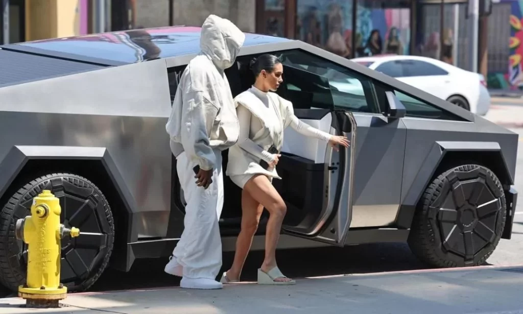 Kanye West y Bianca Censori son víctimas de las fallas del Cybertruck 1 Motor16 Cybertruck otra vez en el foco de la tormenta
