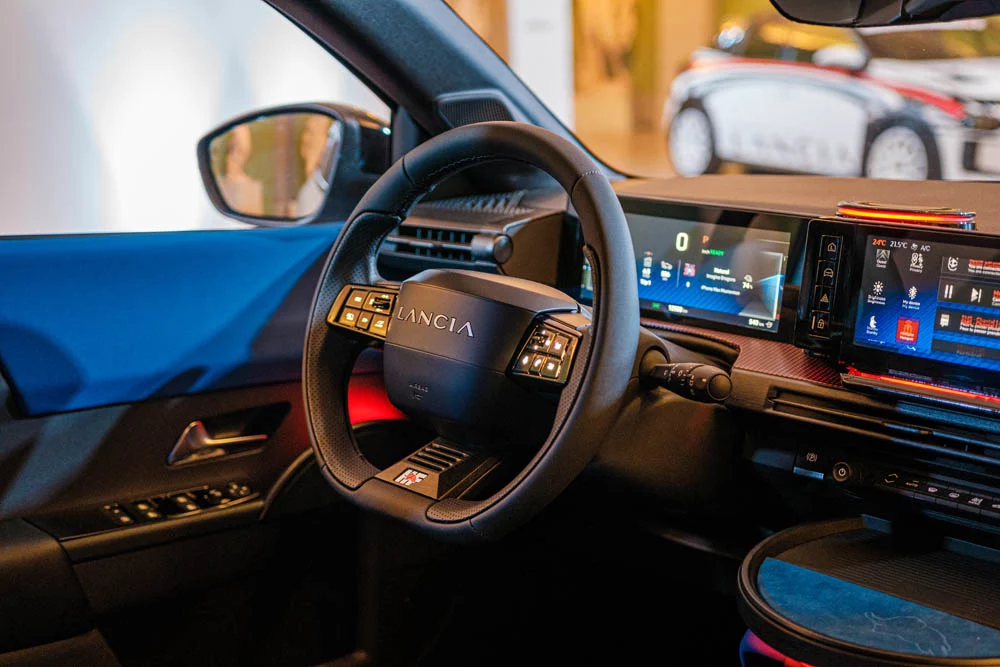 El Lancia Ypsilon aterriza en España. Esta es su gama y precios definitivos 13 Motor16 Lancia Ypsilon 2024 8 Motor16