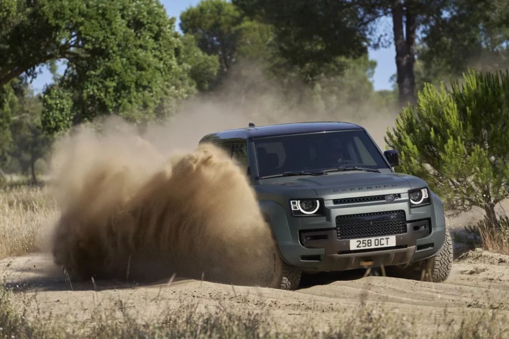 Presentado el Land Rover Defender OCTA: 635 CV para el Defender más bestia de la historia 7 Motor16 Land Rover Defender OCTA 2025 5 Motor16