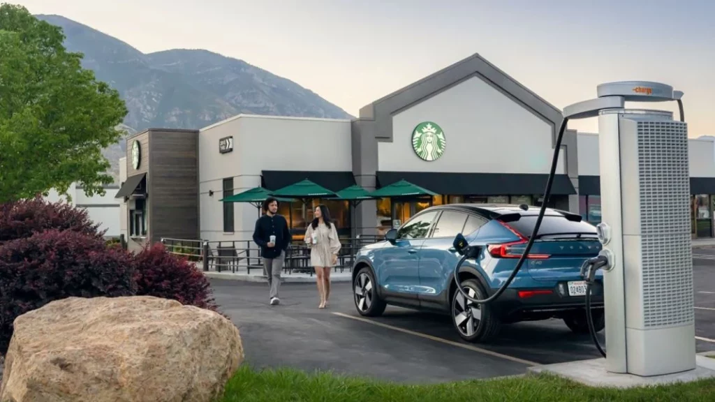 Mercedes se une con Starbucks y no para que el café te llegue más rápido 2 Motor16 Starbucks hace tiempo quiere unirse a los coches eléctricos