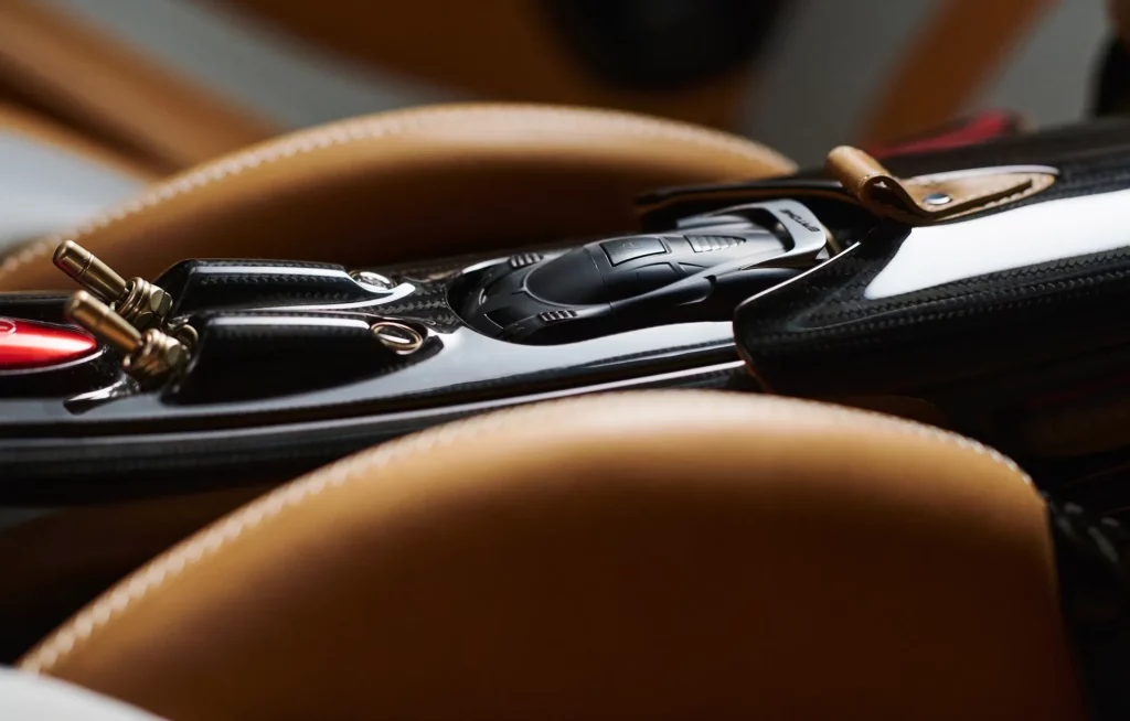 Pagani rompe moldes: presenta su primer modelo con cambio manual 21 Motor16 PAGANI HUAYRA EPITOME 17 Motor16