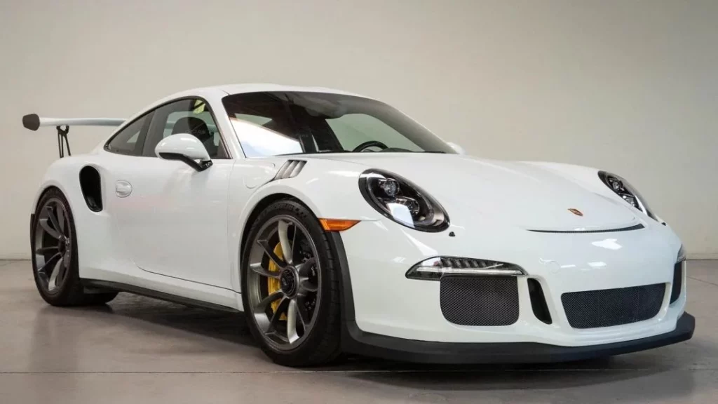¿Qué características tiene este coche de lujo?