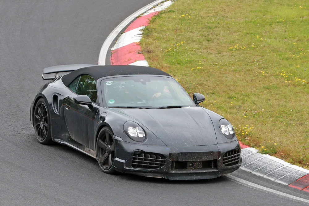 Al Porsche 911 Cabrio también le llega la hibridación 6 Motor16 Porsche 992 turbo s facelift 3 Motor16