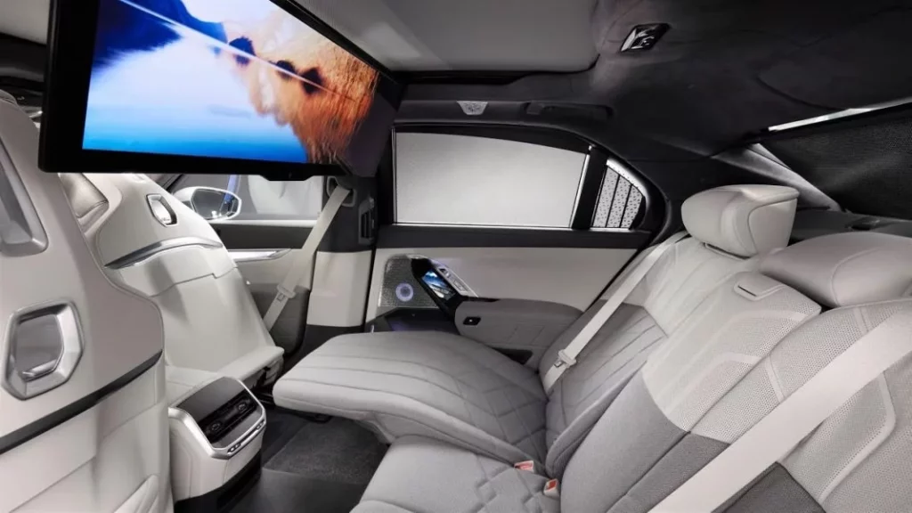 ¿Cómo es el interior del BMW de Kylian Mbappé?