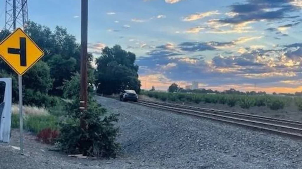Este Tesla confunde las vías de tren con una carretera… o eso dice su dueño 1 Motor16 No es el primer accidente que protagoniza el Autopilot de Tesla